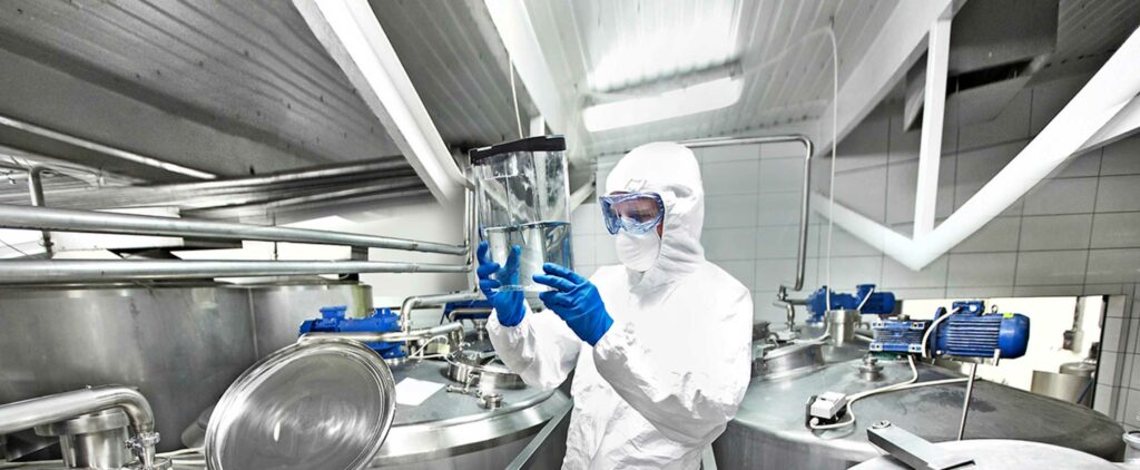 Instalación industrial con equipos y procesos de producción